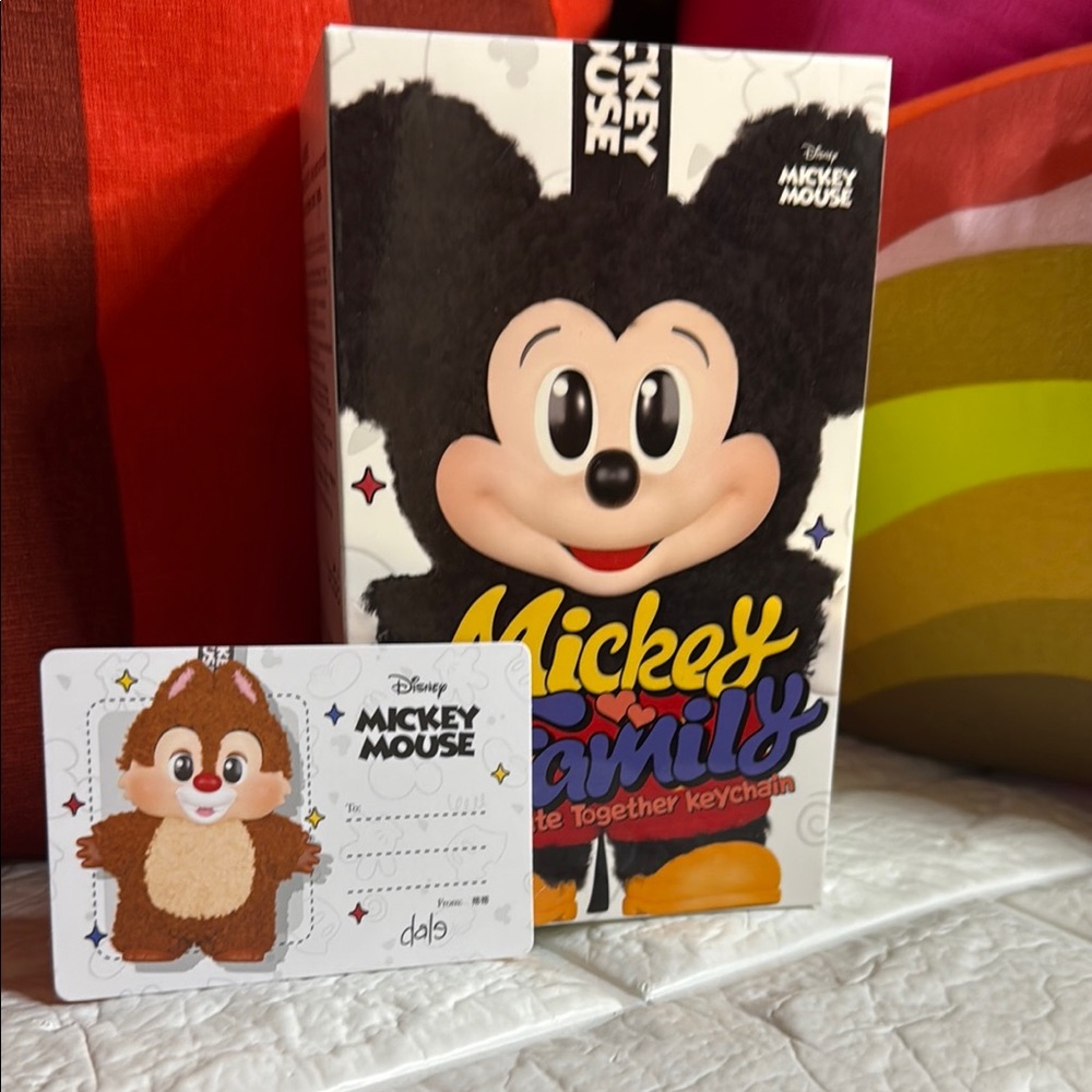 Confirmed Dale from Mickey and Family Keychain with Chip Design - Picture 1 of 6
